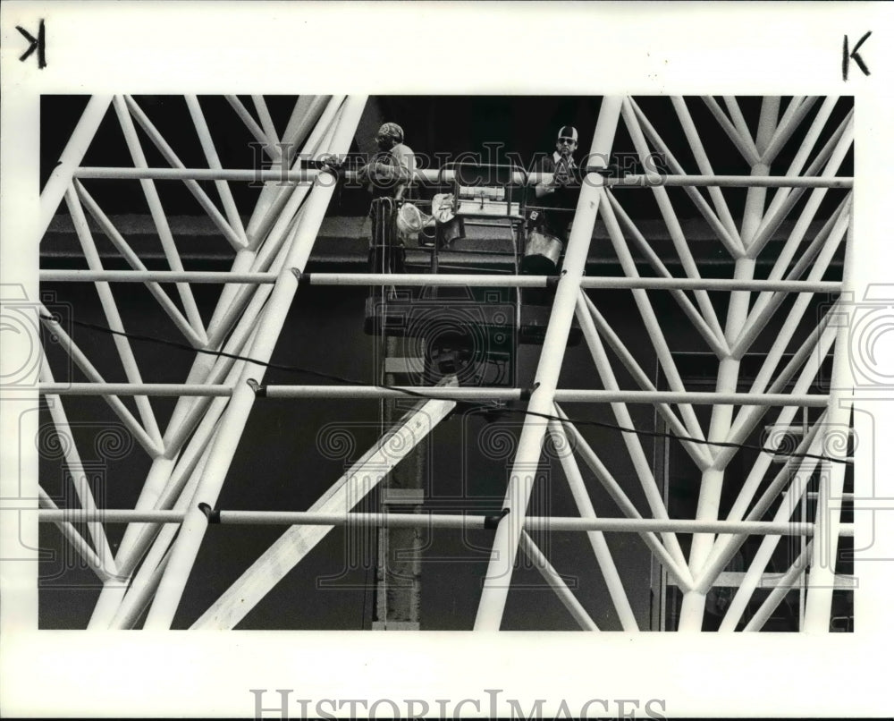 1982 Press Photo Worker at Medical Mutual Bldg - Historic Images