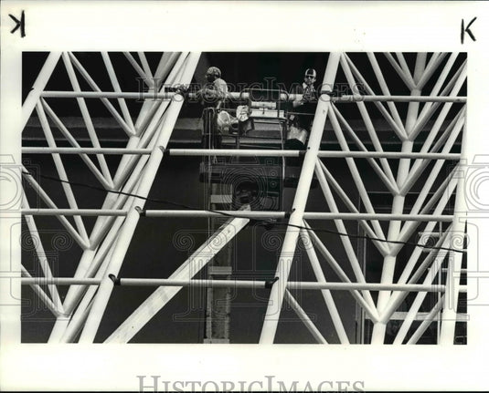 1982 Press Photo Worker at Medical Mutual Bldg - Historic Images