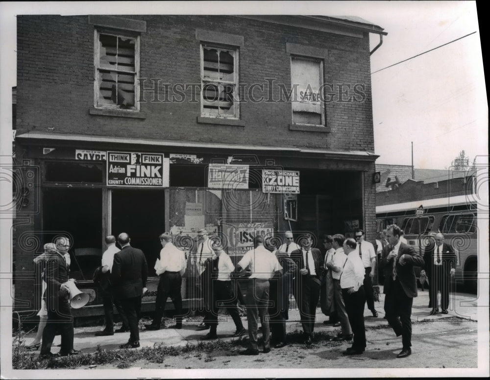 1968 The Committee Legislators at the condemned Columbus buildings - Historic Images