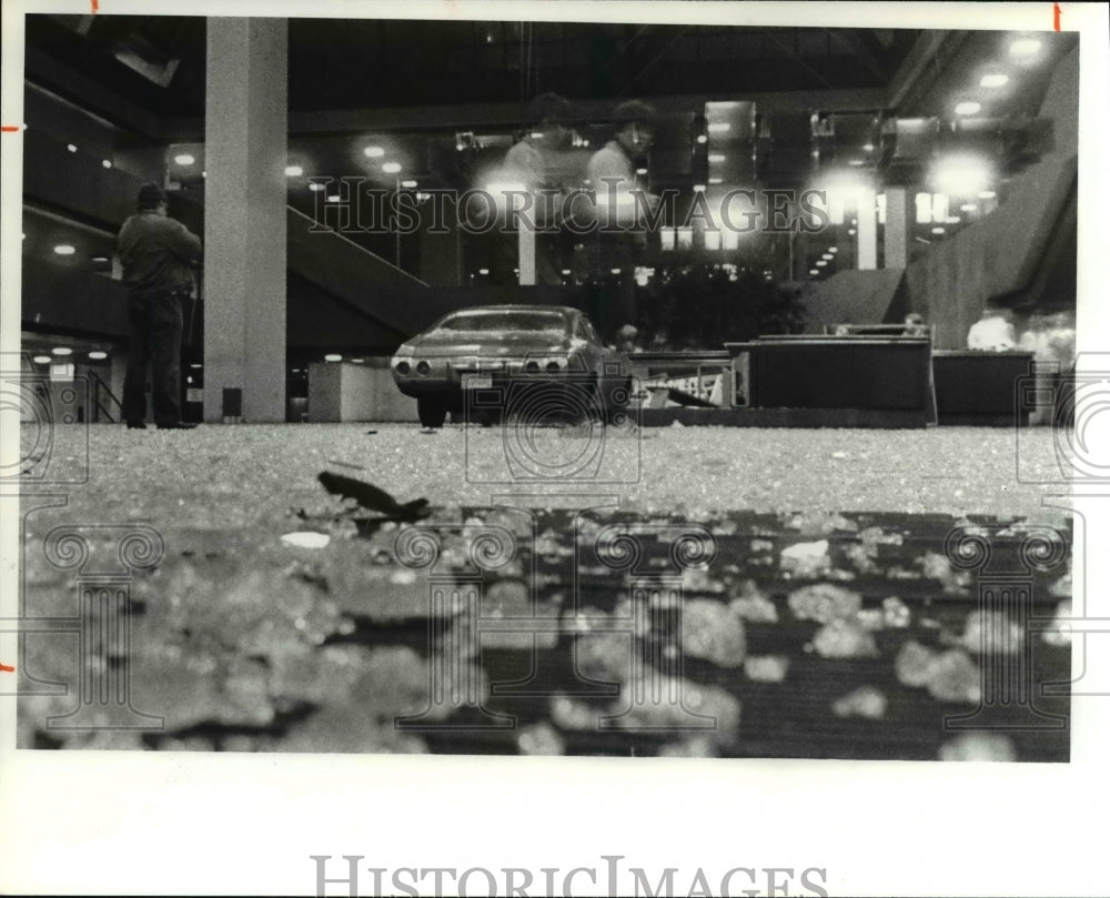 1982 Press Photo Car Rest Against the Information Desk at Justice Center Lobby - Historic Images