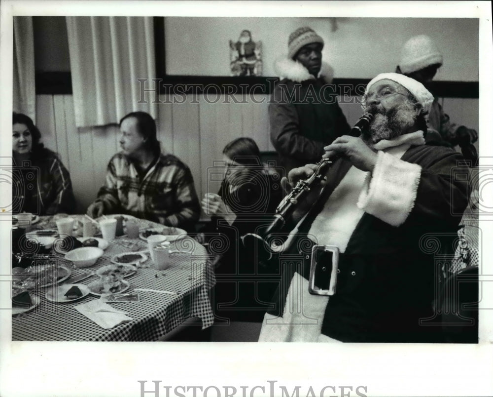 1989 Press Photo Angelo Fortini plays Christmas Carols as Santa Claus - Historic Images