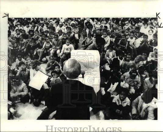 1984 Press Photo Church District Supt DE Clay gives short sermon at Willo- Lake - Historic Images