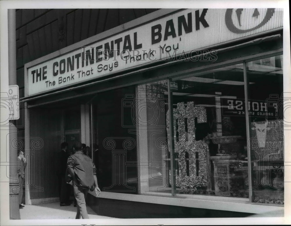 1968 Press Photo The Continental Bank, scene of robbery &amp; shooting - cva84645 - Historic Images