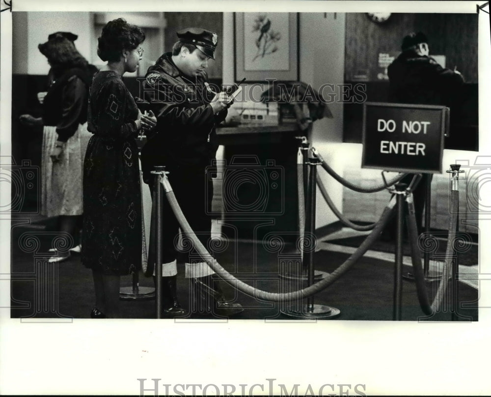 1987 Press Photo Police questions witnesses at Cardinal Federal after robbery - Historic Images