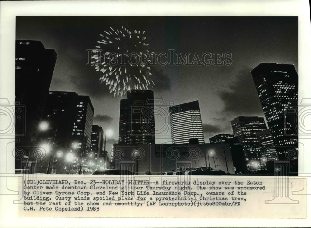 1983 Press Photo Fireworks display over the Eaton Center Cleveland - Historic Images