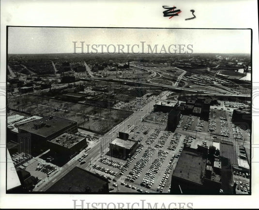 1985 Press Photo Air view of Downtown Cleveland - Historic Images