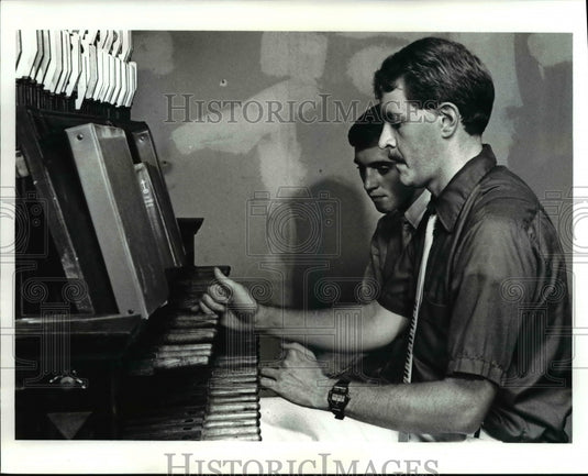 1987 Press Photo Robert Dey & Randy Guy playing d organ at Church of The Saviour - Historic Images