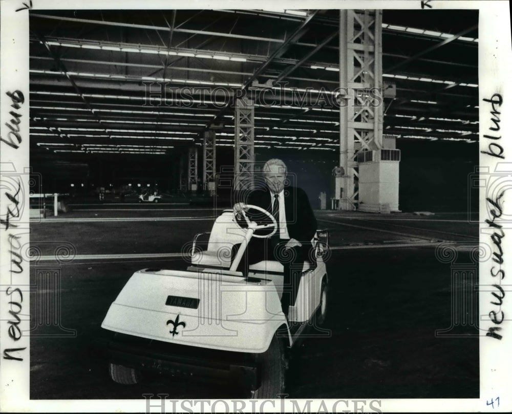 1985 Press Photo Raymond Park owner of Park Corp. at the Old Tank Plant. - Historic Images