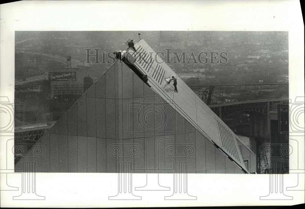 1982 Press Photo Workmen on top of Medical Mutual Building at E.6th and Rockwell - Historic Images