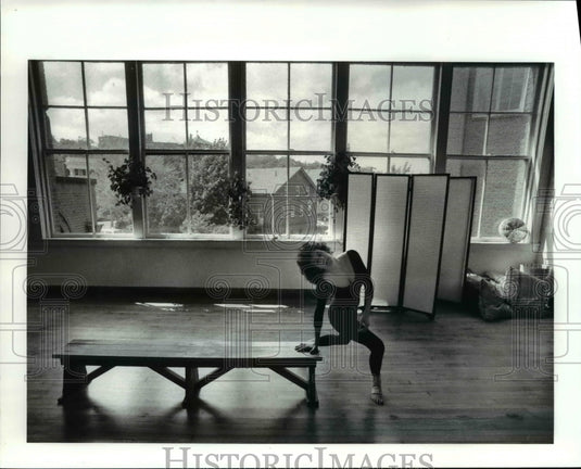 1986 Press Photo Laura Chapman works out in dance studio in Murray Hill School - Historic Images