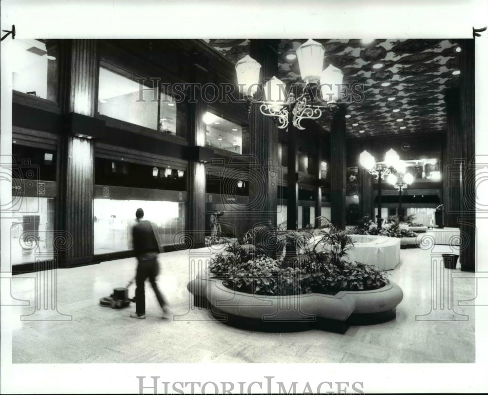 1986 Press Photo Remodeled Van Sweringen Lobby of Midland Building - cva84784 - Historic Images