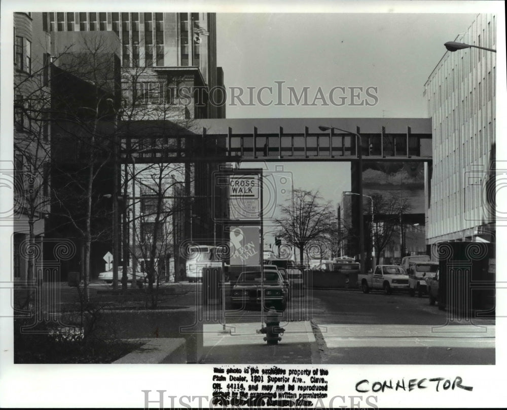 1989 Press Photo Ameritrust Pedestrian Bridge linking garage with H.Q. Building - Historic Images