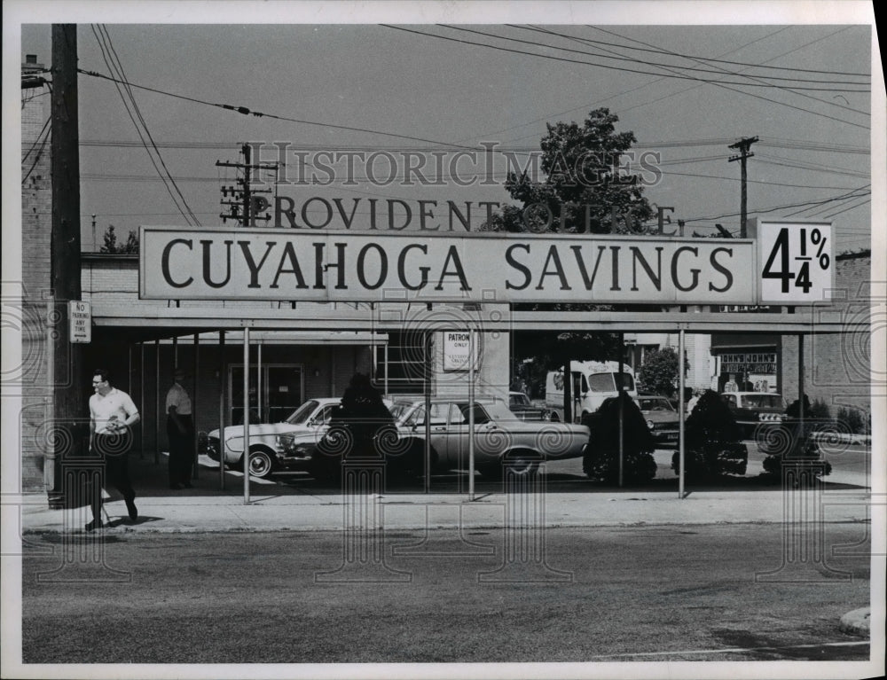 1965 Press Photo Robbery in Cuyahoga Savings Assn. at E131 &amp; Harvard - cva84873 - Historic Images
