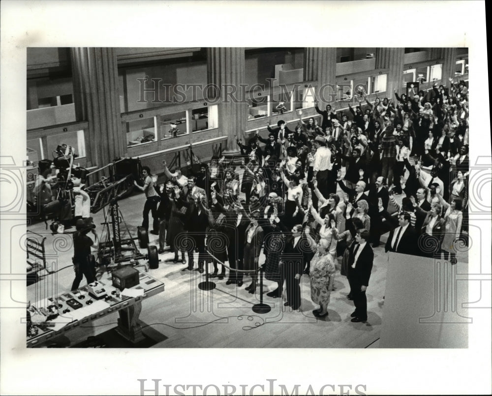 1982 Press Photo Shooting at Union Commerce Bank - Historic Images