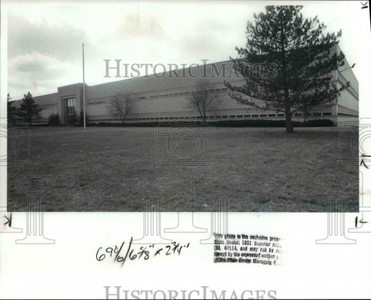 1989 Press Photo Venture Lighting International former AT & T warehouse. - Historic Images