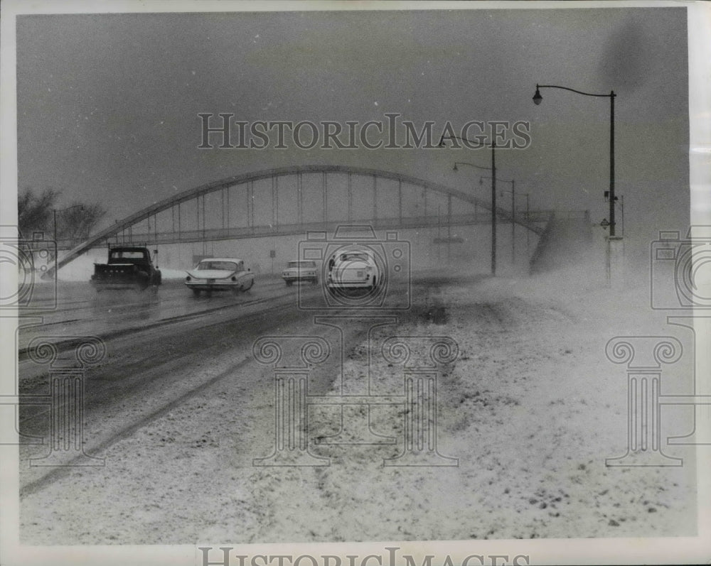 1960 Press Photo The first sign of winter in Shoreway at Gordon park - cva84939 - Historic Images