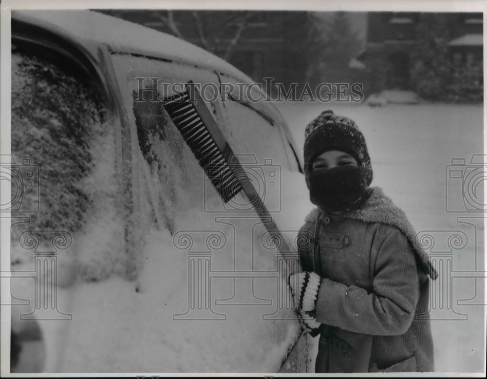 1962 Press Photo Darrell Greene cleans snow off windshield - cva84960 - Historic Images