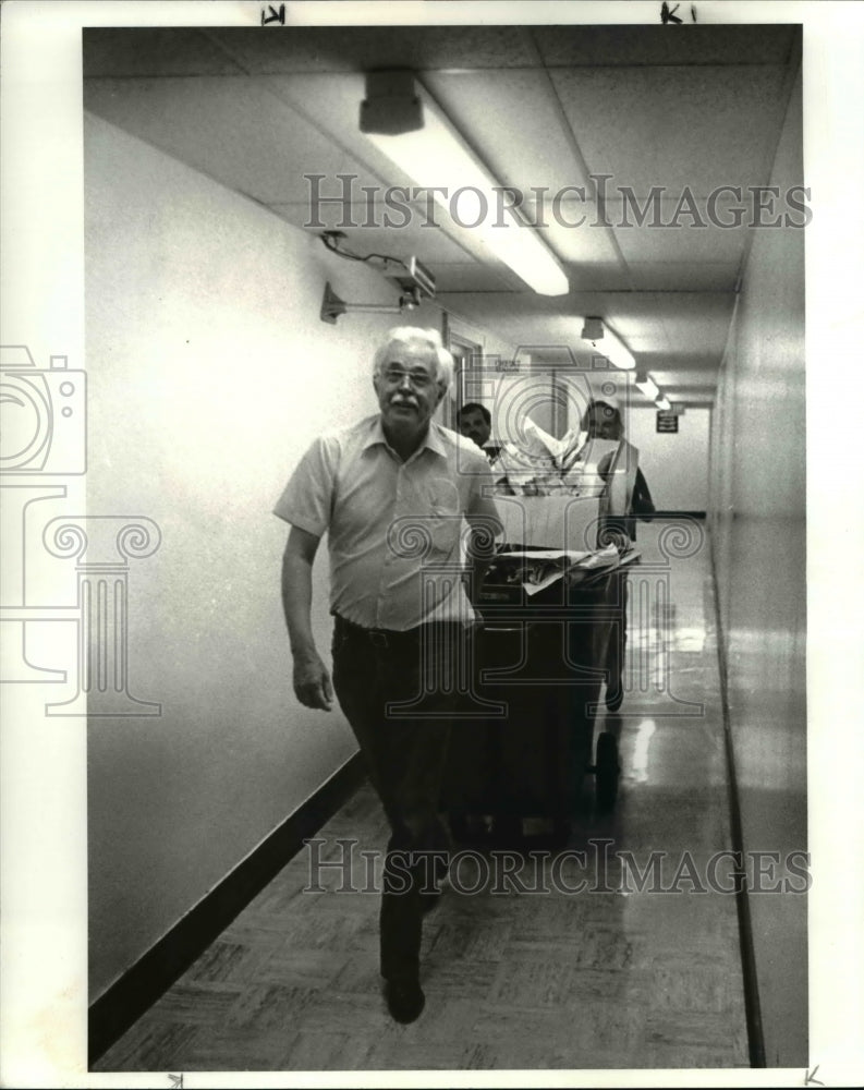 1983 Press Photo EPA Police visit PD News room - Historic Images