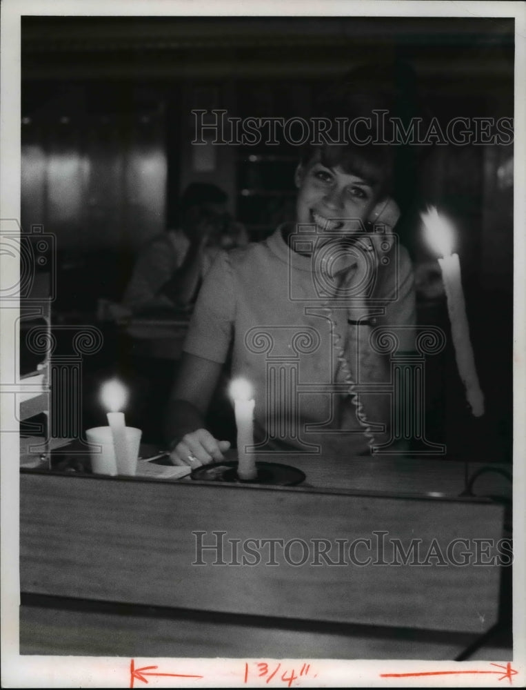 1968 Press Photo Mary Ellen Farley soft candlelight city desk receptionist - Historic Images