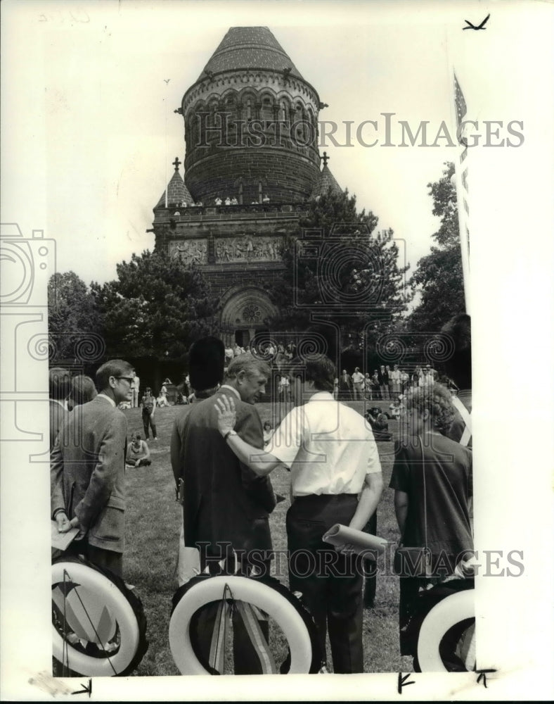 1985 Press Photo Bill Garfield, Rudolph Garfield and Cong Dennis E Eckart - Historic Images