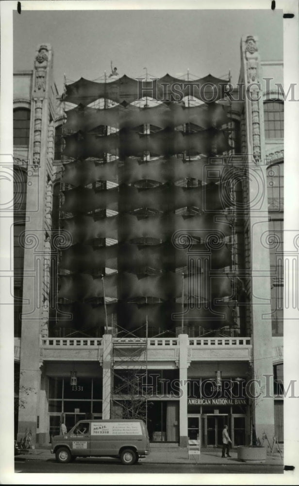 1982 Press Photo Sculptor at top waves from his sculpture at Prescott, Ball Bldg - Historic Images