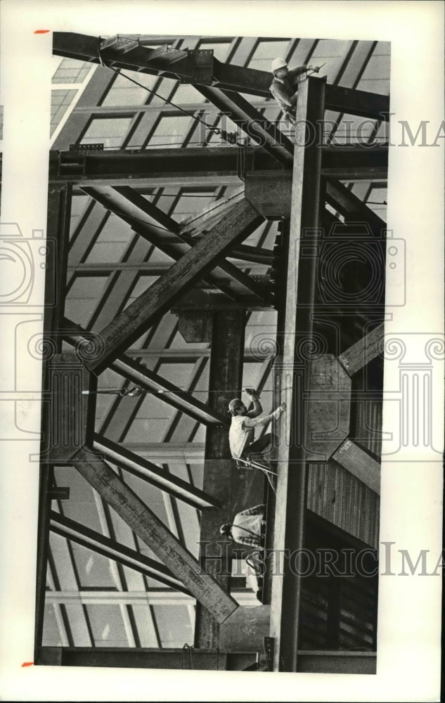 1981 Press Photo Steel workers man handle steel into place in E 9th &amp; Rockwell - Historic Images