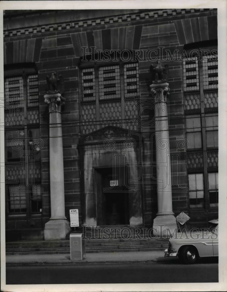 1958 Press Photo The statue in the Payne building - cva85083 - Historic Images