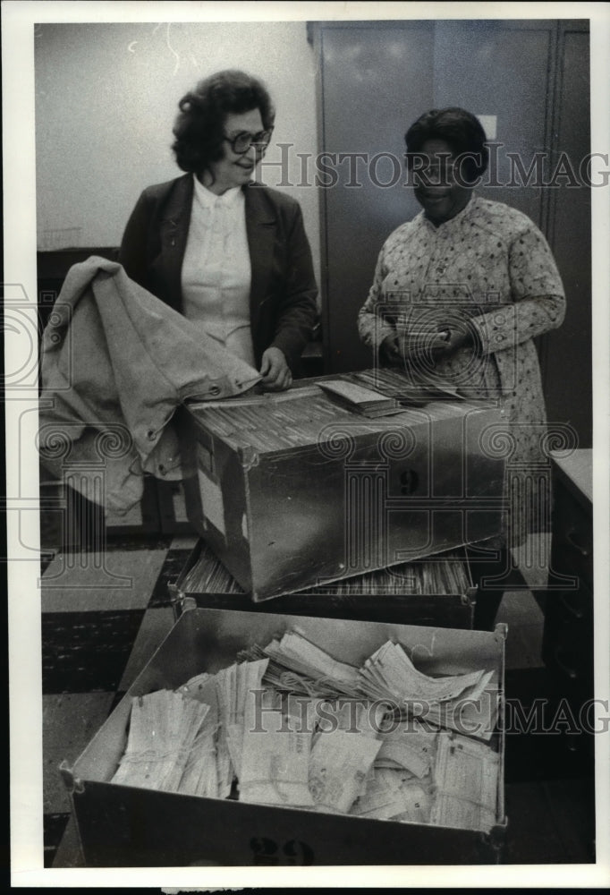 1980 Press Photo M.Wackin and L.Manning Employee of the Cuyahoga County Tax Off. - Historic Images