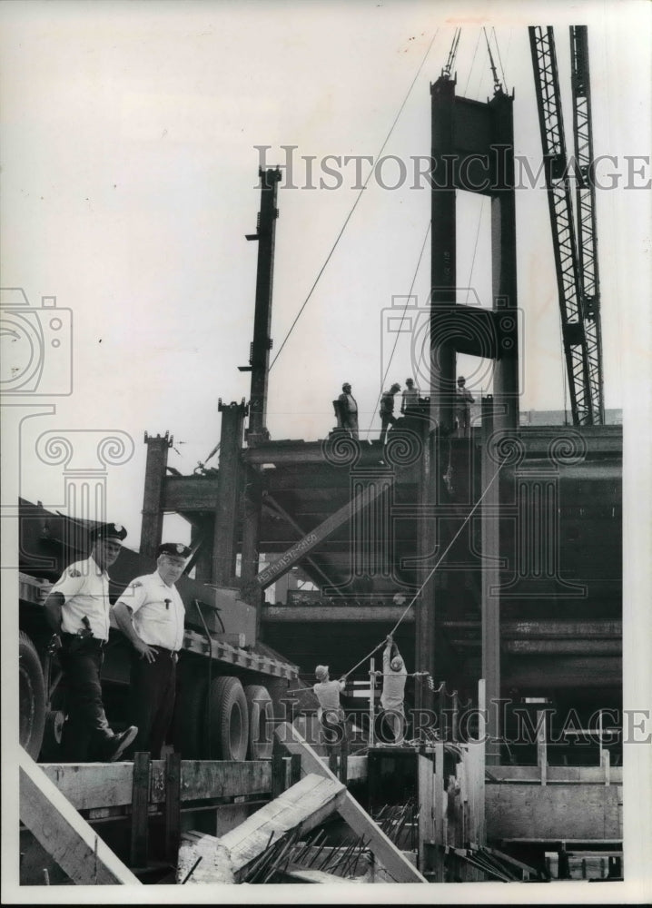 1974 Press Photo The Workmen Hoist Steel into Position at Justice Center Const.-Historic Images