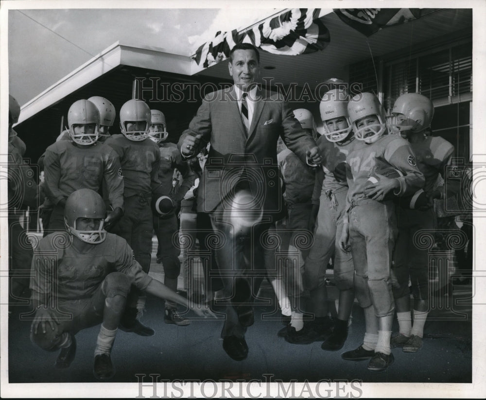 1966 Press Photo Lou Groza&#39;s Kickoff Opens Bank in State Plaza Shopping Center - Historic Images