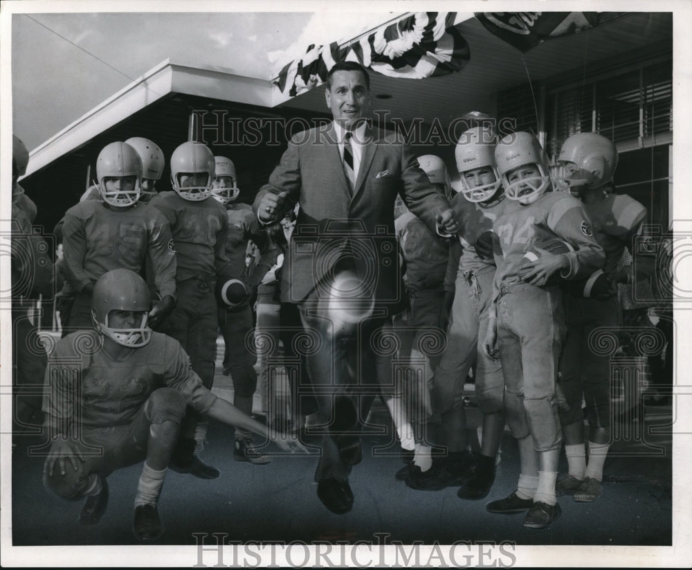 1966 Press Photo Lou Groza's Kickoff Opens Bank in State Plaza Shopping Center - Historic Images