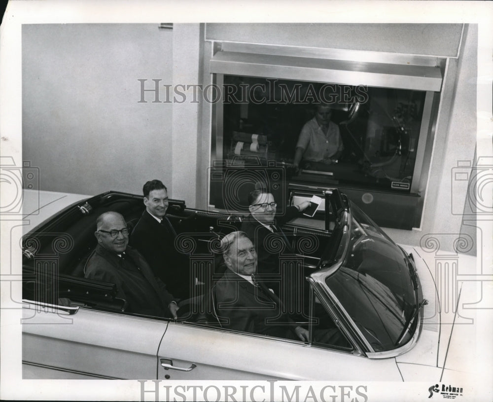 Press Photo 1st Customer at new free-standing auto teller &amp; walk up window bldg - Historic Images