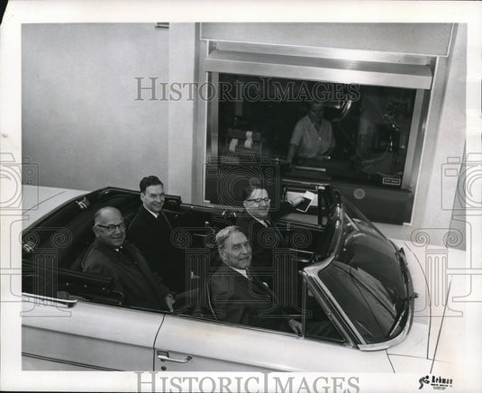 Press Photo 1st Customer at new free-standing auto teller & walk up window bldg - Historic Images