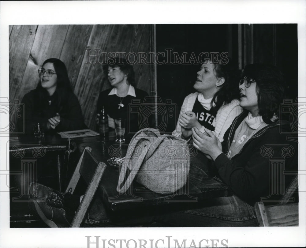 1980 Press Photo Grange bar customers, Linda Frank, Moira Smih, Marla &amp; Hathaway - Historic Images