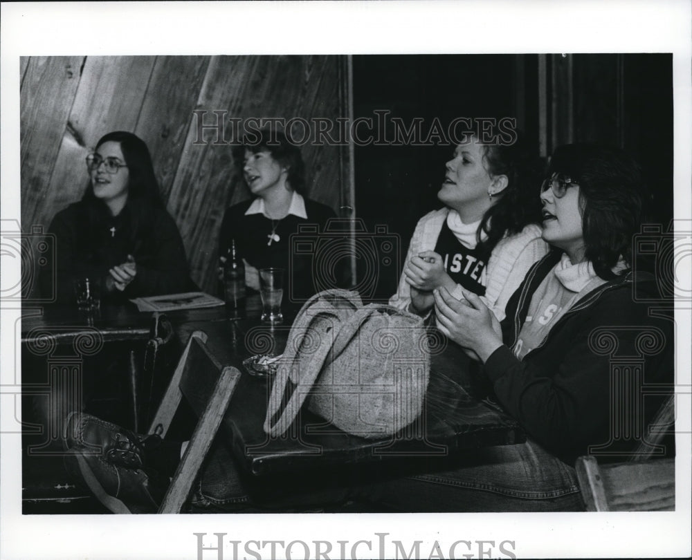 1980 Press Photo Grange bar customers, Linda Frank, Moira Smih, Marla & Hathaway - Historic Images