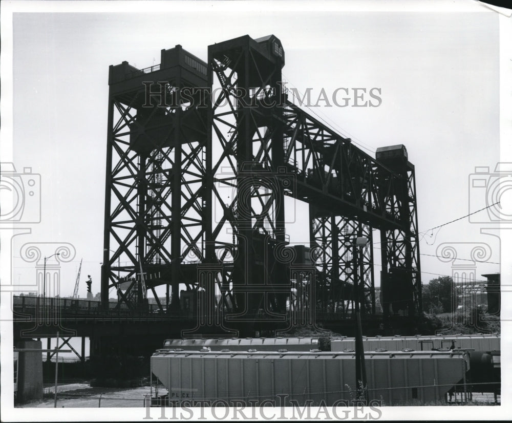 1986 Press Photo Carter Road Vehicle lift - Historic Images