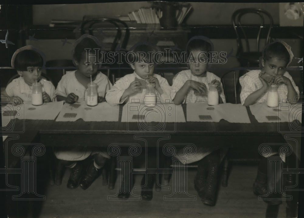 1923 Students eating snacks  - Historic Images
