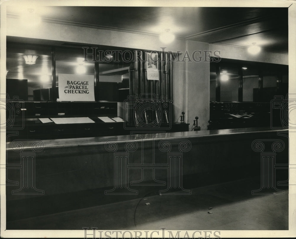 Press Photo Baggage checking Counter, Union Terminal - cva85455 - Historic Images