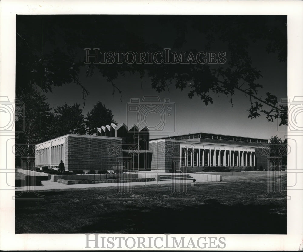 1966 Press Photo H.L. Vokes Co., at Curtis Blvd. Eastlake - cva85476 - Historic Images