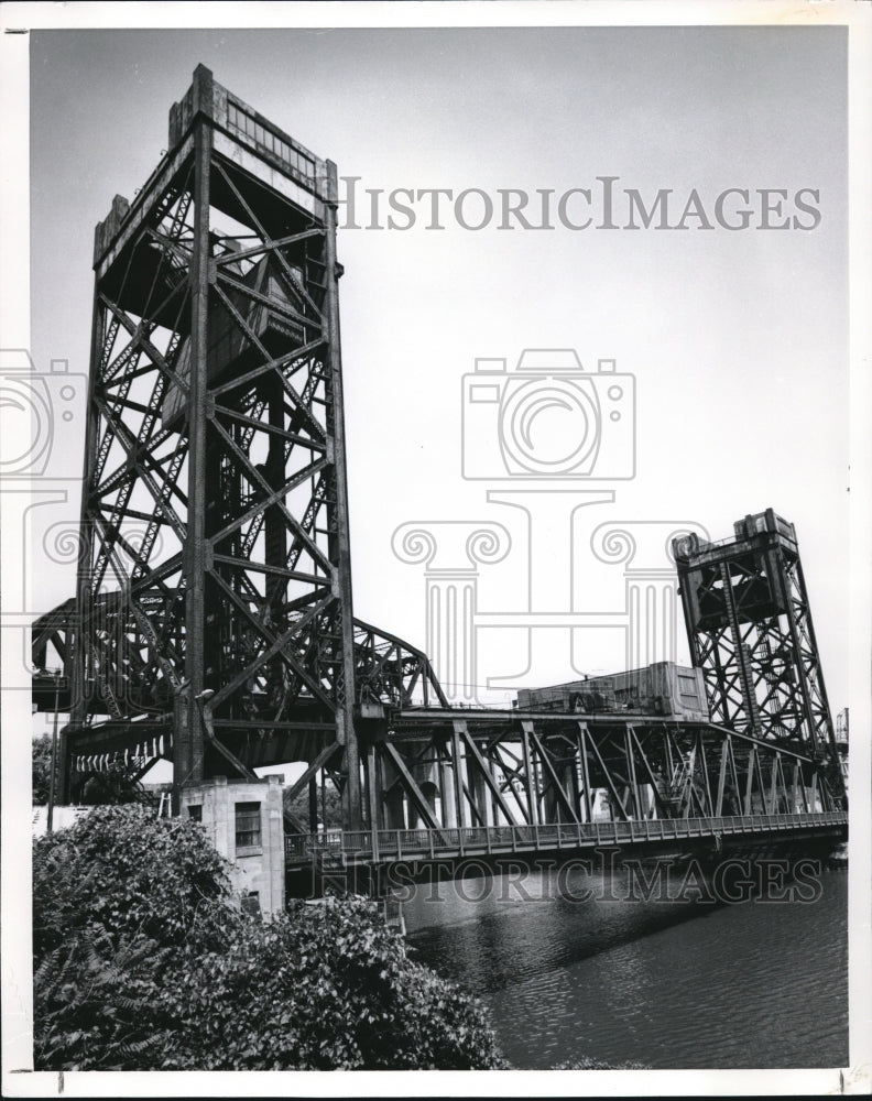 1986 Press Photo The Vertical Lift Bridge at Columbus Road - Historic Images