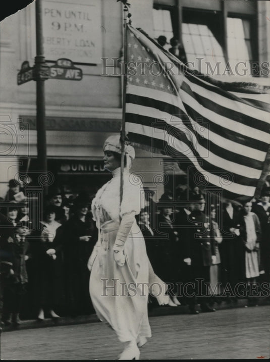 1964 Press Photo Mrs. Herbert Carpenter proudly carries the U.S. Flag - Historic Images