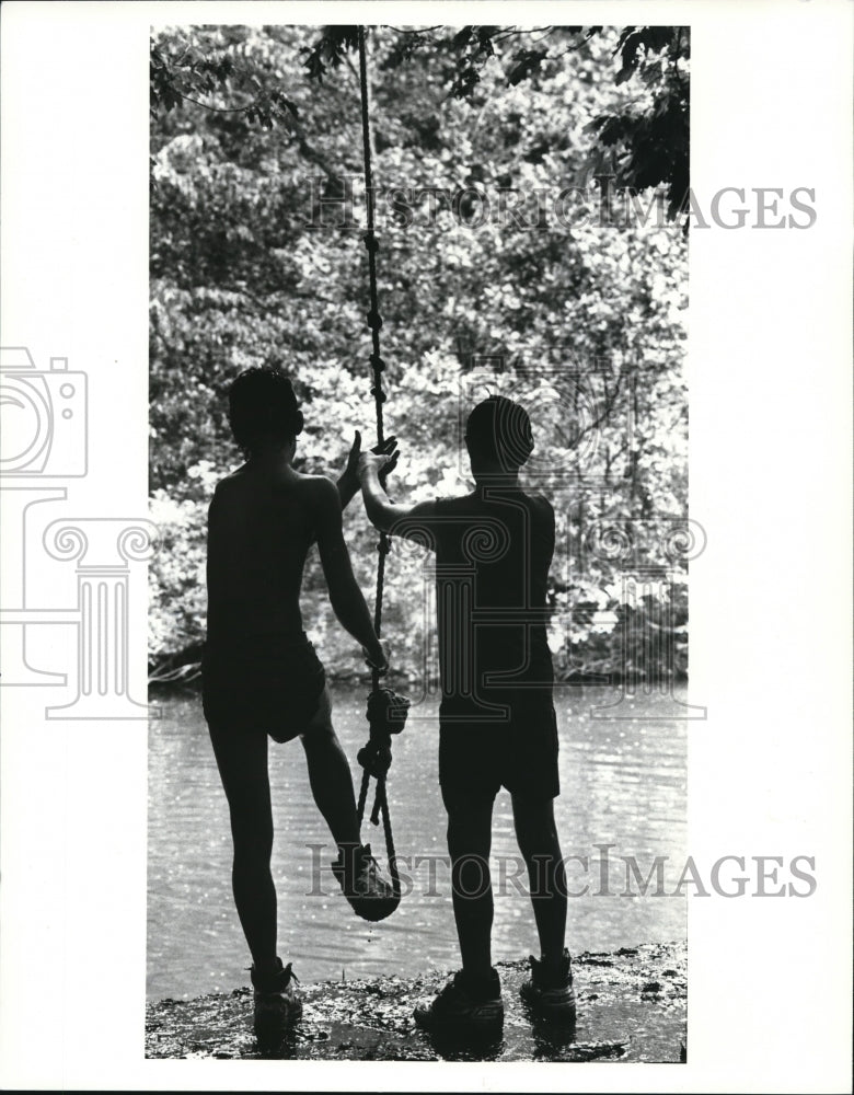 1988 Press Photo Swimming during the hot summer weather - Historic Images