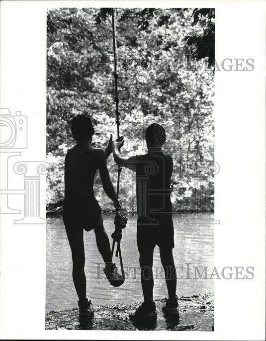 1988 Press Photo Swimming during the hot summer weather - Historic Images