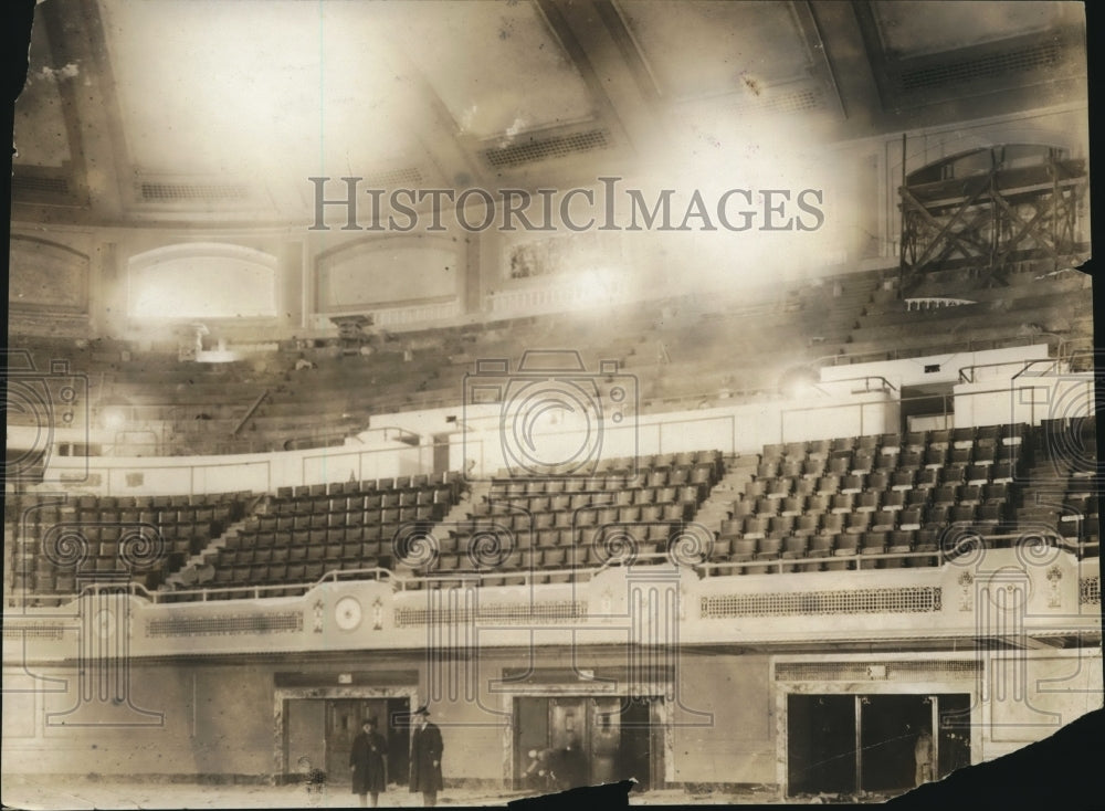 1922 Press Photo Seeing the interior by the lightning inside the Auditorium - Historic Images
