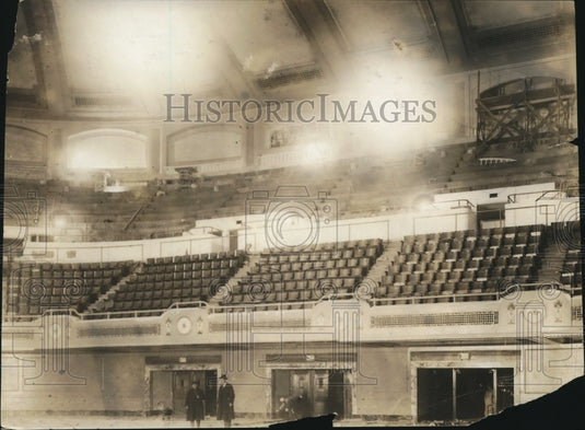 1922 Press Photo Seeing the interior by the lightning inside the Auditorium - Historic Images