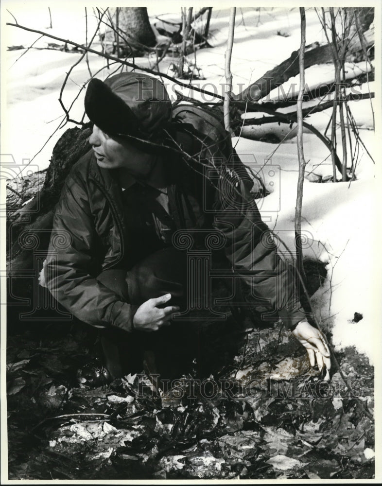 1982 Press Photo Ranger L. Brohl found her first sprouts. the skunk cabbage-Historic Images