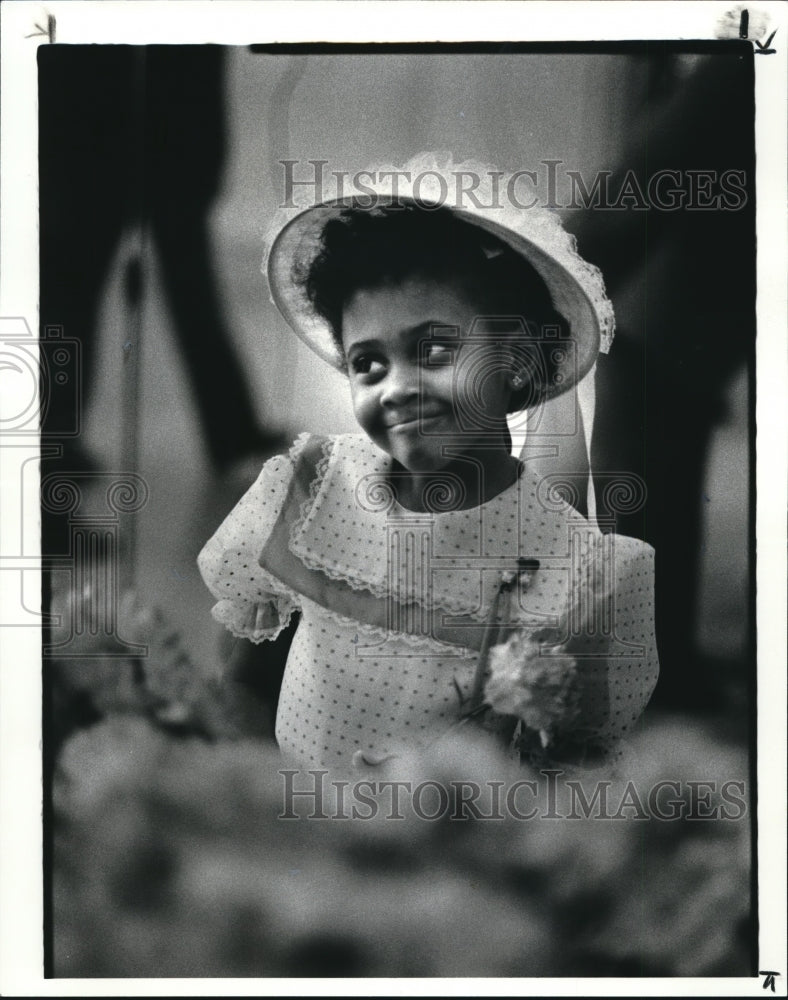 1985 Press Photo Seanna Knox at the Terminal Concourse Easter Parade - Historic Images