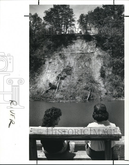 1989 Press Photo Lisa & Julie Kropinak in the Metroparks boat lunch area - Historic Images
