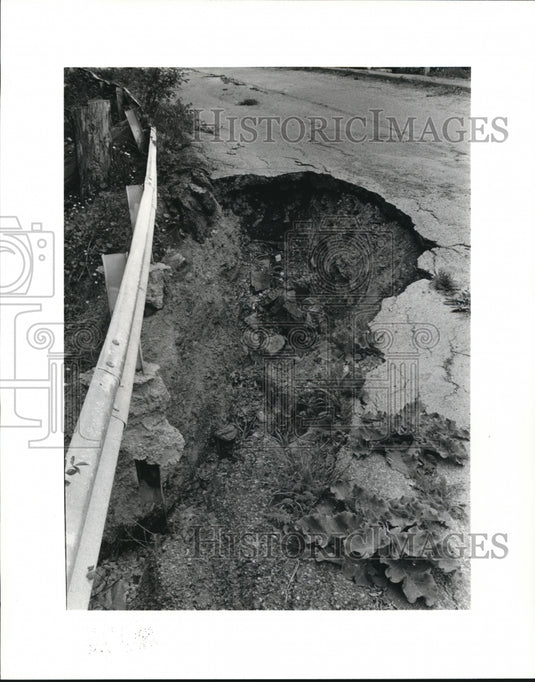 1985 Press Photo Damage to roadway on Puritas Hill in Metropark - Historic Images
