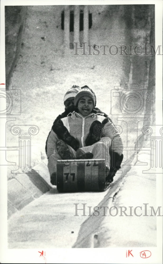 1980 Press Photo Action on Strgonsvile Metro Park&#39;s tobaggen chute - Historic Images